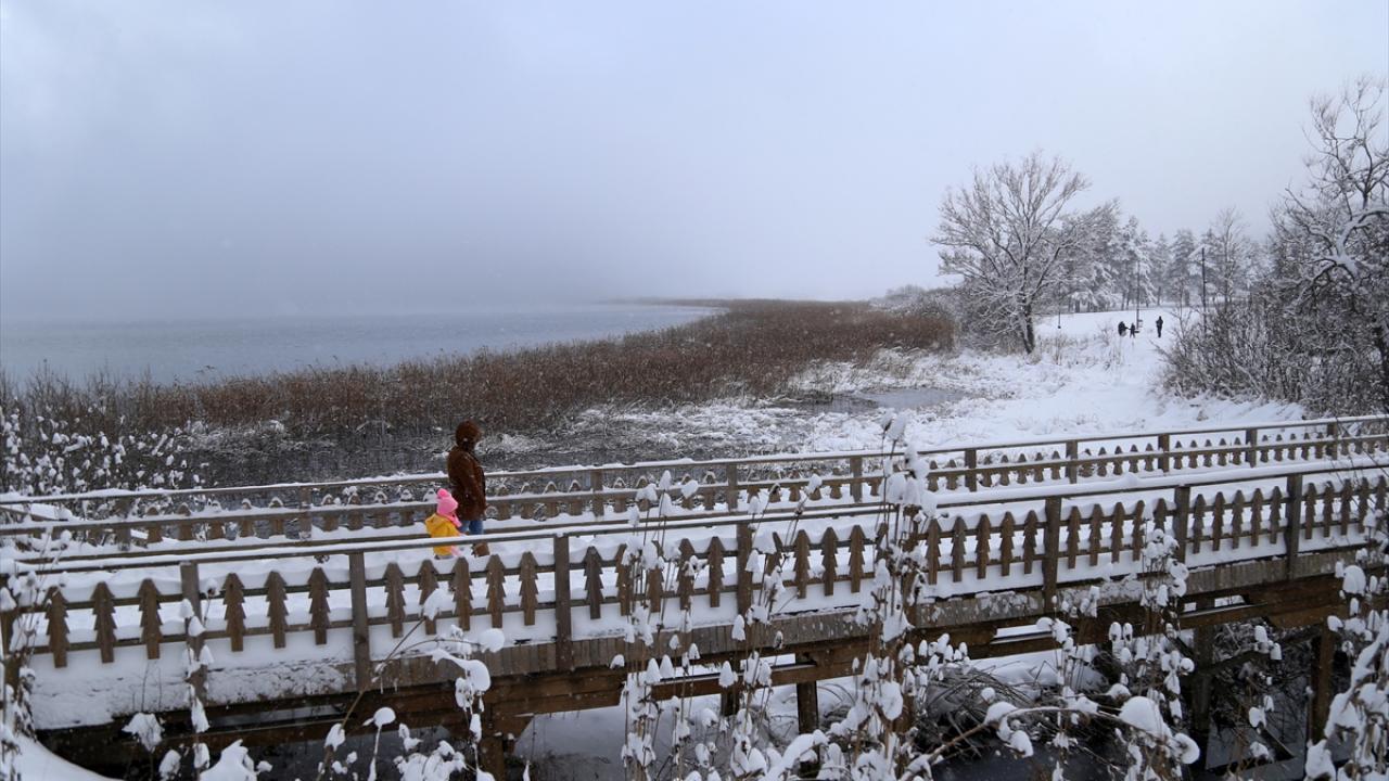 Bolu`da kar yağışıyla beyaza bürünen Abant Tabiat Parkı`nda kartpostallık görüntüler oluştu.
