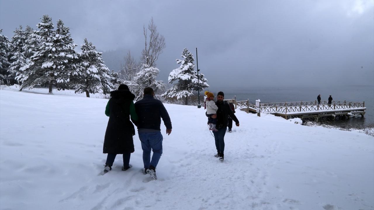 Abant`a Bolu ve çevre illerden gelen günübirlikçi ziyaretçiler, karın keyfini çıkardı.