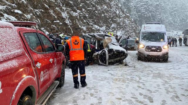 Yolcu otobüsüyle hafif ticari araç çarpıştı: 3 ölü, 4 yaralı