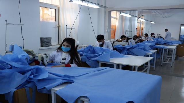 Diyarbakırlı öğrenciler İtalyadaki sağlıkçılara koruyucu kıyafet üretiyor