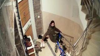 Önce denedi, sonra çaldı