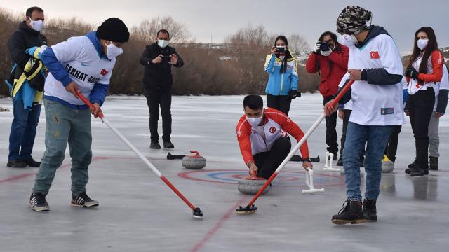 Milli curlingciler köy çocukları ile Kars Çayında curling oynadı