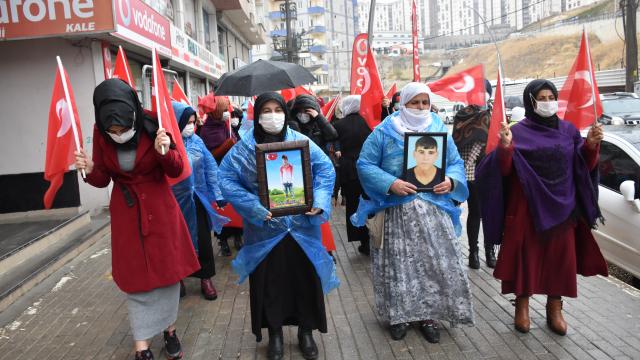 Şırnakta terör mağduru aileler HDP İl Başkanlığı önünde eylem yaptı