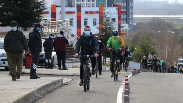 Edirnede akademisyenler ve sporcular "engelsiz üniversite" sloganıyla pedal çevirdi