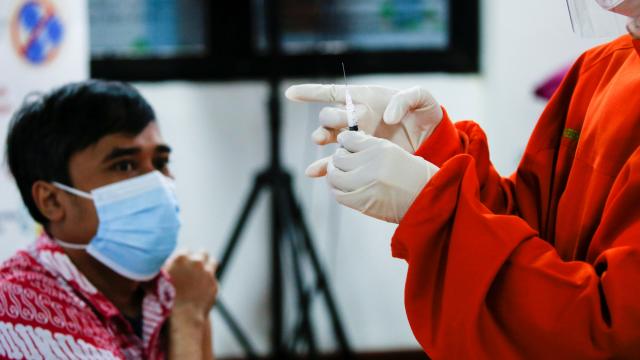 Endonezyada koronavirüs vaka sayısı 1 milyonu aştı