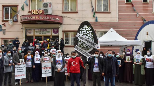 Evlat nöbetinin 500. günü: HDP önüne siyah çelenk bıraktılar
