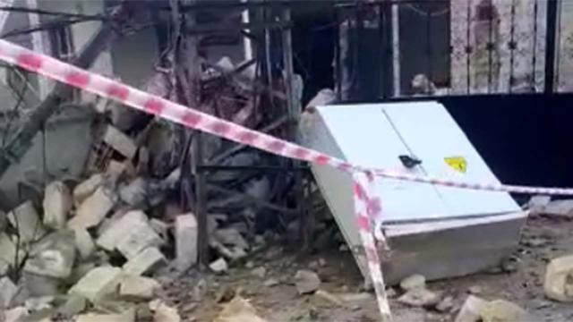 Fırtınada yıkılan caminin minaresi trafonun üzerine devrildi
