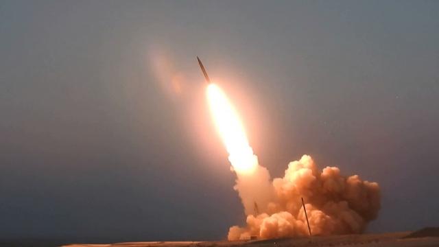 Yemenin Zemar kentinde bir mahalleye balistik füze düştü