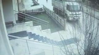 Freni boşalan kamyon refüje çarparak durabildi