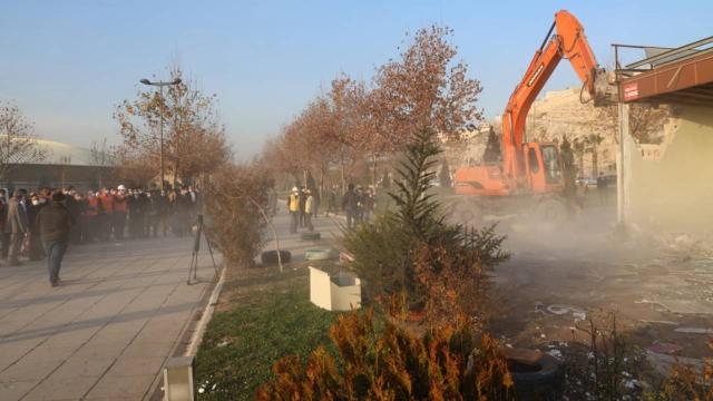 Şanlıurfada tarihi mezarlarının etrafındaki çarşı yıkıldı