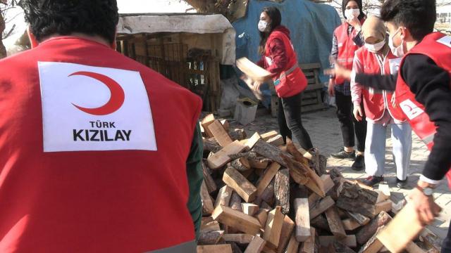 Kahramanmaraşta Türk Kızılay ekipleri ihtiyaç sahibi ailenin yüzünü güldürdü
