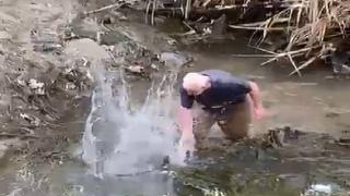 Boyu kadar balığı böyle yakalamaya çalıştı