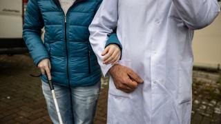 Görme engellilere bağımsız hareket etmeleri için eğitim veriyor