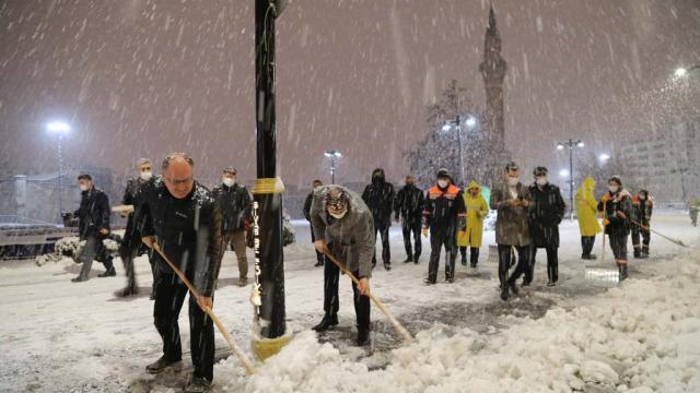 Sivas Valisi Ayhan ve Belediye Başkanı Bilgin kar kürüdü