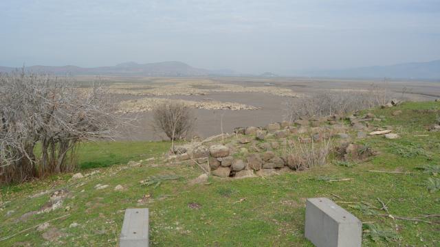 Barajda su seviyesi düştü, arkeolojik alanlar ortaya çıktı