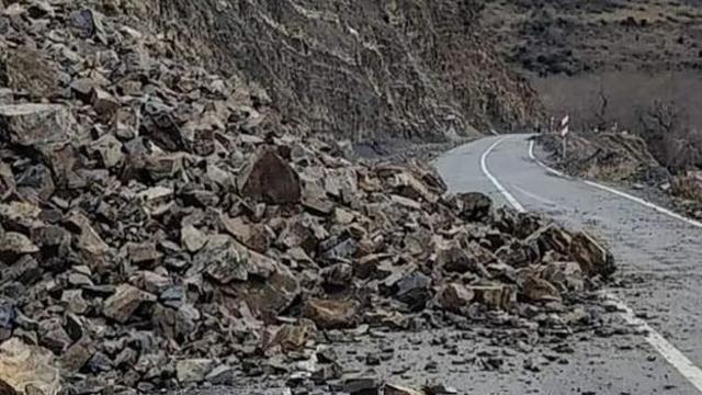 Tekirdağda fırtına nedeniyle düşen kayalar yolu kapattı