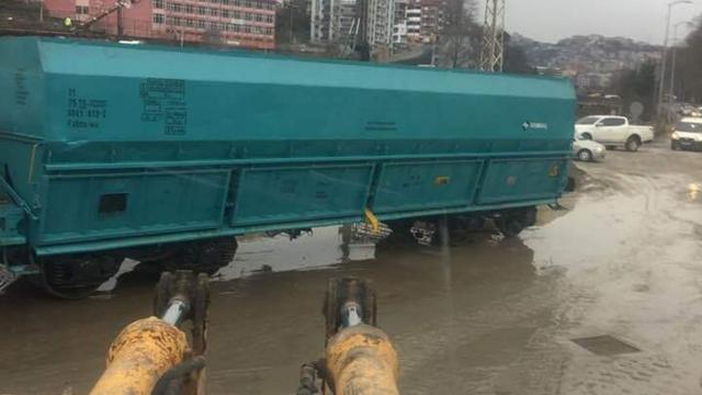 Zonguldakta raydan çıkan yük treni yola oturdu