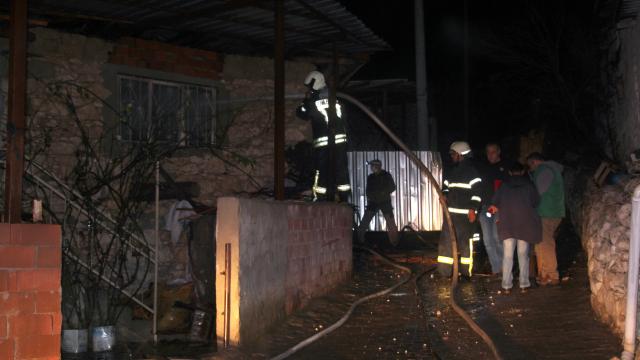 Manisada çıkan yangında üç ev kullanılamaz hale geldi