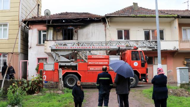Kocaelide 2 katlı evde çıkan yangın söndürüldü