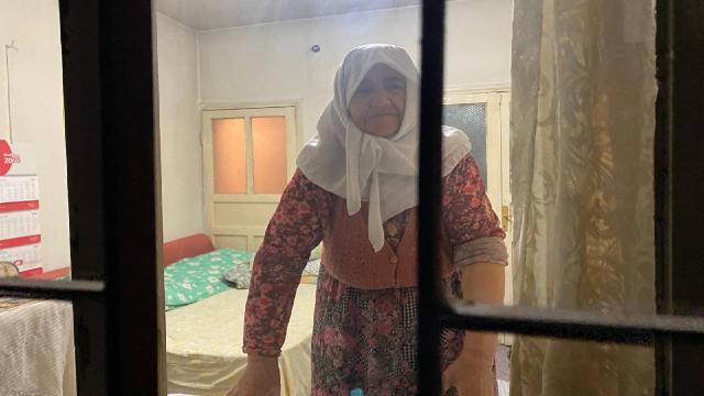 Yaşlı kadını kandırıp parasını gasp ettiler