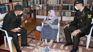 Mehmetçikten kendilerine çorap ören Zeliha nineye teşekkür ziyareti