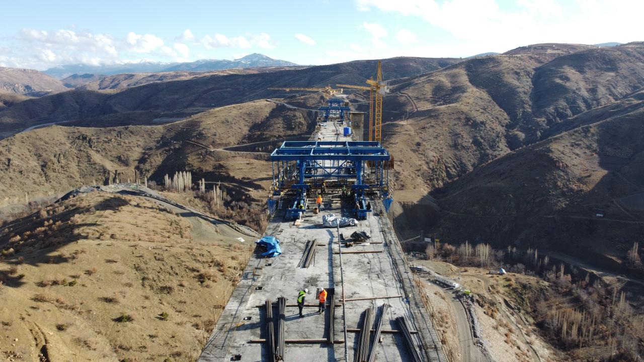 Orta ayaklarda üstyapı imalatları devam eden projede, sağ ve sol köprünün üst yapı imalatlarında yüzde 22 ilerleme sağlandı.