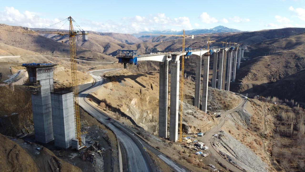 Ülkenin prestijli projelerinden birinin bölgede yükseldiğine işaret eden Hadimioğlu şunları kaydetti: