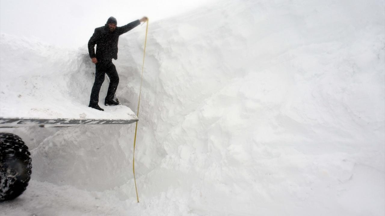 İl Özel İdaresine bağlı "kar kaplanları" olarak adlandırılan ekipler, kar kalınlığın yer yer 5 metreye ulaştığı köy yollarında çalışmalarını sürdürüyor. 