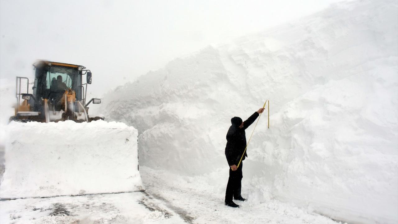 Görüş mesafesinin bazı bölgelerde 3 metreye kadar düştüğü Üçevler grup köy yolunda çalışma yürüten ekipler, zorlu şartlara rağmen ulaşımın aksamaması için gece gündüz mesai yapıyor.