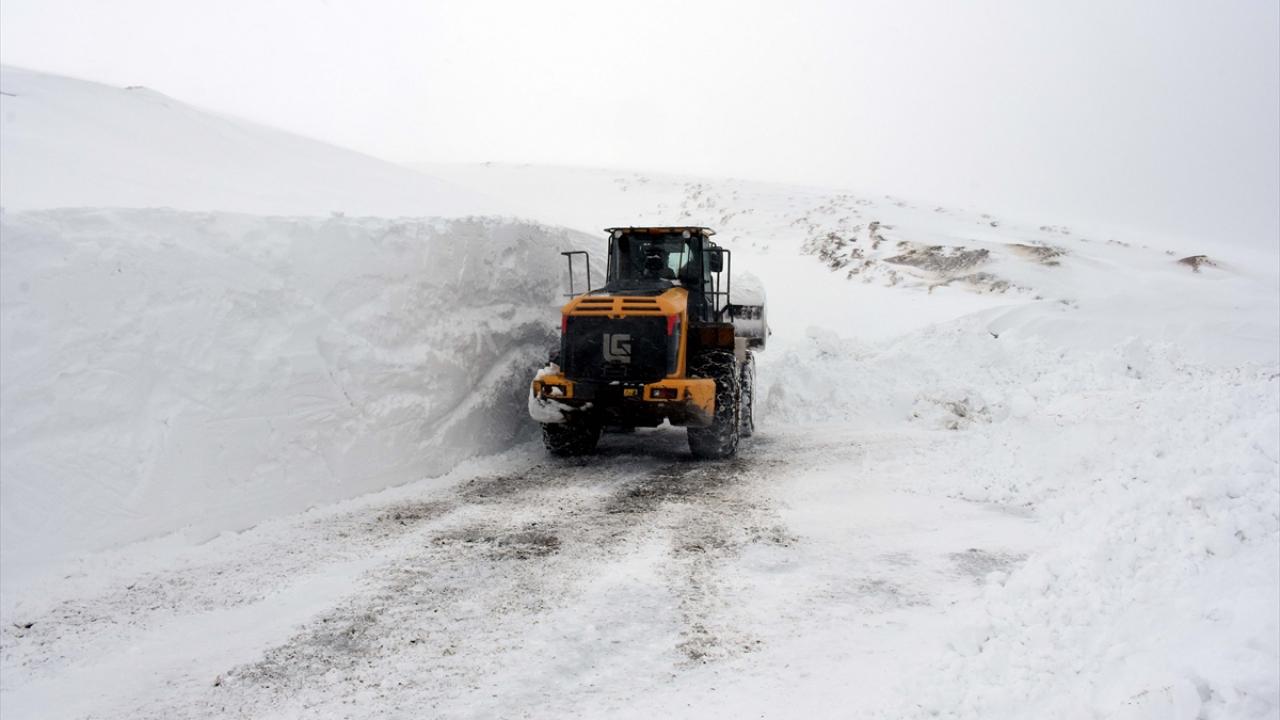 Tipi ve fırtınadan dolayı açtıkları yolların bir süre sonra tekrar kapandığını belirten Yentür, şöyle konuştu: