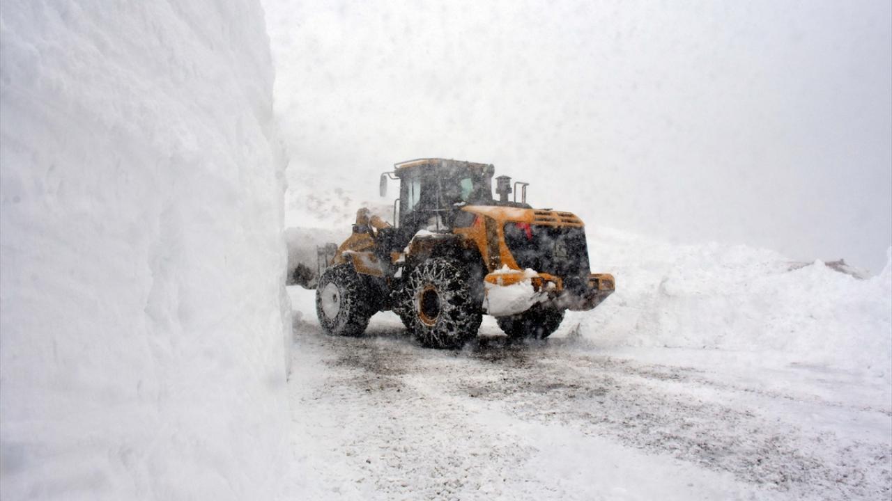 Karla mücadele ekip şefi Nazım Diner ise "Yoğun kar ve fırtına nedeniyle yolu kapanan köylere ulaşmaya çalışıyoruz. Açtığımız yollar bir süre sonra yeniden kapanıyor. Yer yer 5 metre kar var. En kısa zamanda köy yolarını açacağız." dedi. 
