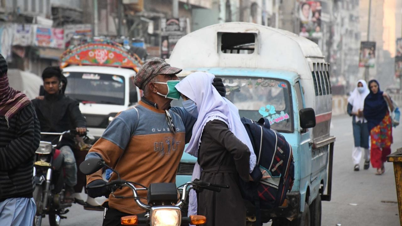 Karaçi`de öğrenciler, Kovid-19`a karşı alınan tedbirlere uyarak okula geldi.