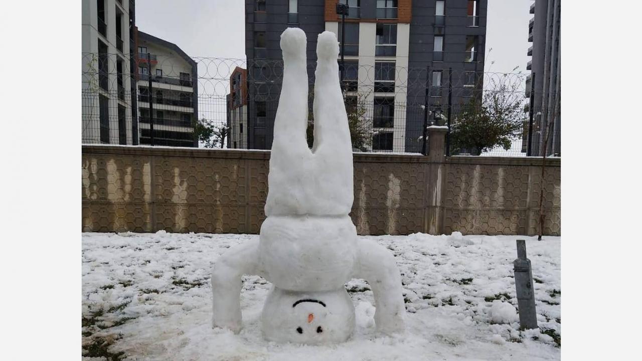 Kimi yaptığı kardan adamla halay çekti, kimi salıncağa bindirdi, bazıları da korona virüse dikkat çekmek için yüzüne maske taktı.