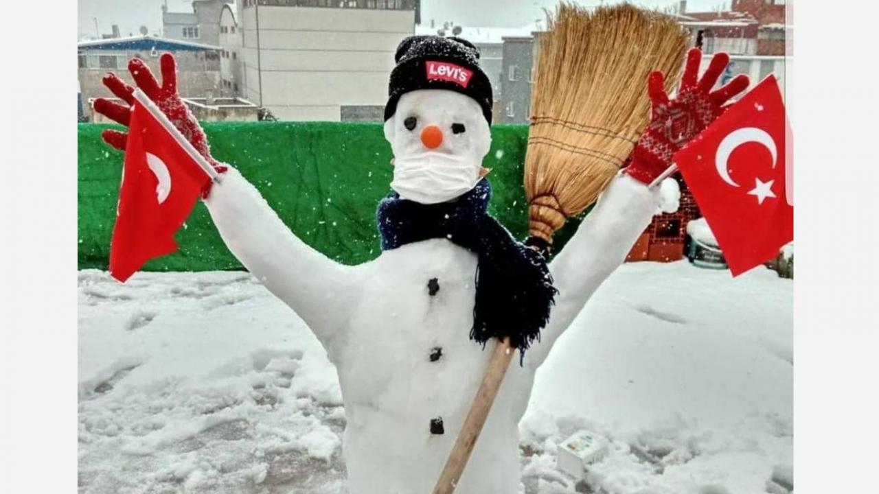 Bursa`da 3 gündür etkili olan kar yağışı sonrası kentin bir çok noktasında vatandaşlar kardan sıra dışı figürler yaptı. 