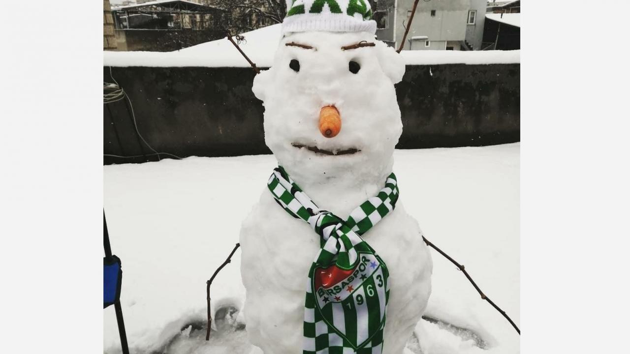 Uzun süre sonra karla buluşan vatandaşların yaptıkları birbirinden ilginç kardan adamlar insanları gülümsetirken sosyal medyada paylaşılan görüntülerde büyük ilgi gördü.