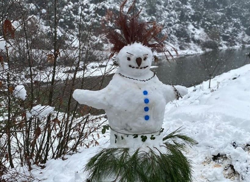 Uzun bir süredir beklenen kar yağışının ardından yaşanan bu görüntüler korona pandemisini sonrası vatandaşları gülümsetip biraz olsun rahatlattı.