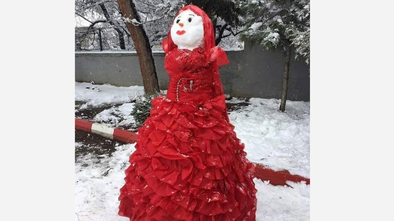 Bir çok evin teras kısmında yapılan kardan kadınlar ve atletik vücutlu kardan adamlar en usta heykel tıraşların elinden çıkan heykelleri aratmadı. 