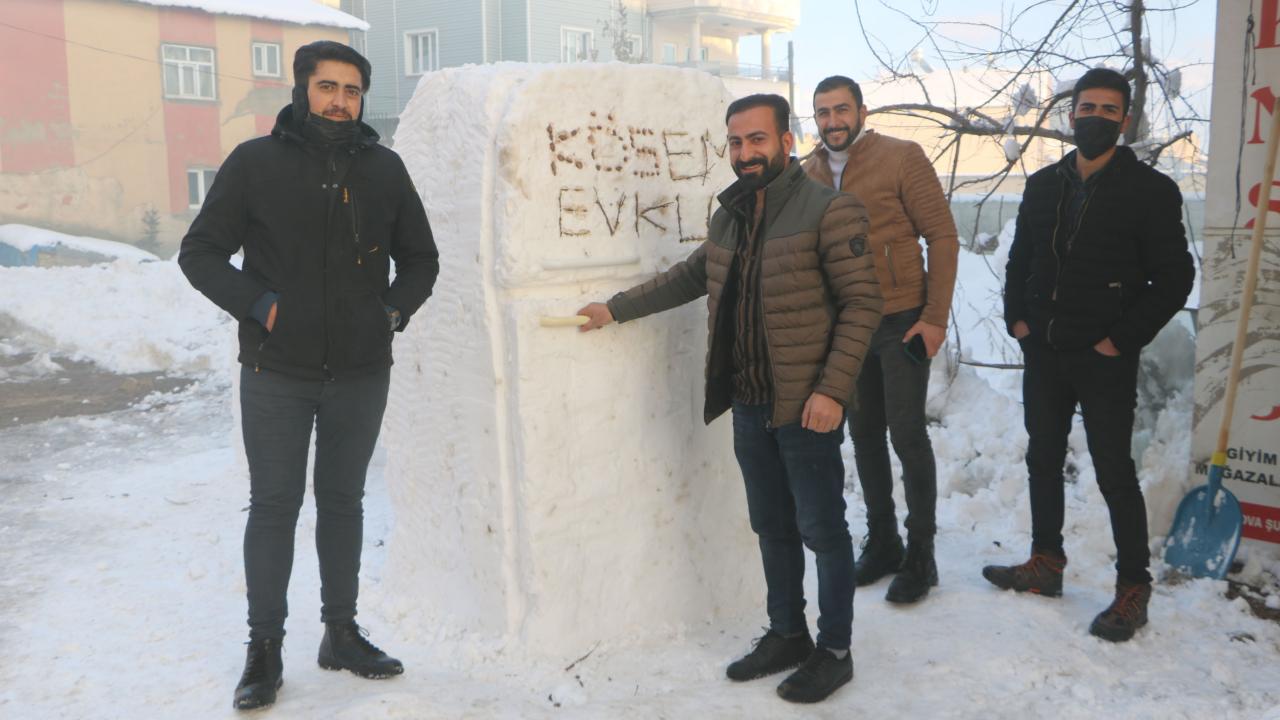 Koltuğu görenler önce şaşkınlık yaşadı sonra fotoğraf çekti.