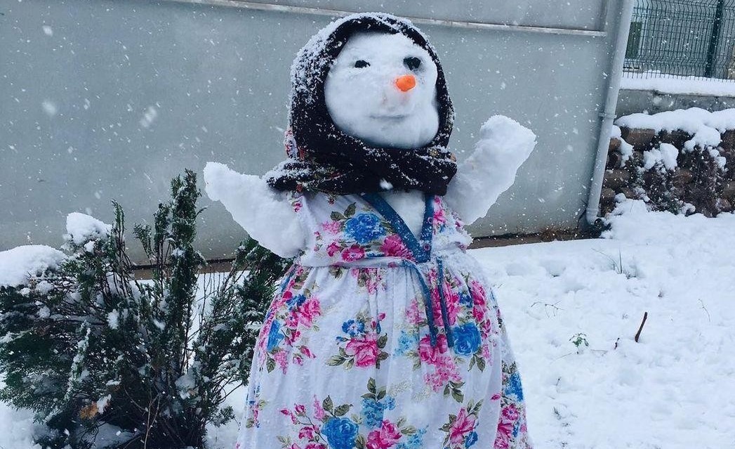 Kardan adamlardan çok kardan teyzeler, kardan gelinler dikkat çekti.