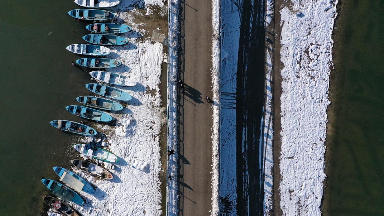 Her yıl binlerce yerli ve yabancı turist ağırlayan Gölyazı`nın beyaz örtü ile kaplanması, ortaya renkli görüntüler çıkardı. 