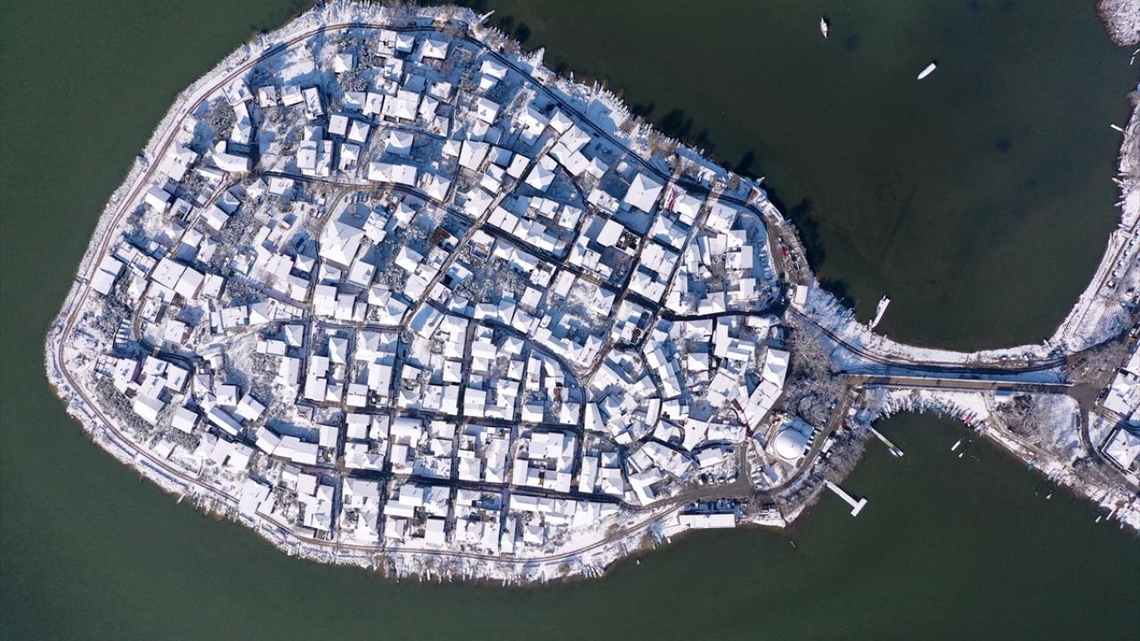 Tarihi 2 bin 600 yıl öncesine dayanan ve Japon Seyahat Acentaları Birliği (JATA) tarafından 2020 yılında, ‘Avrupa`nın en güzel 30 kasabası’ arasında gösterilen Nilüfer ilçesine bağlı Gölyazı Mahallesi, pandemi nedeniyle sessizliğini koruyor.