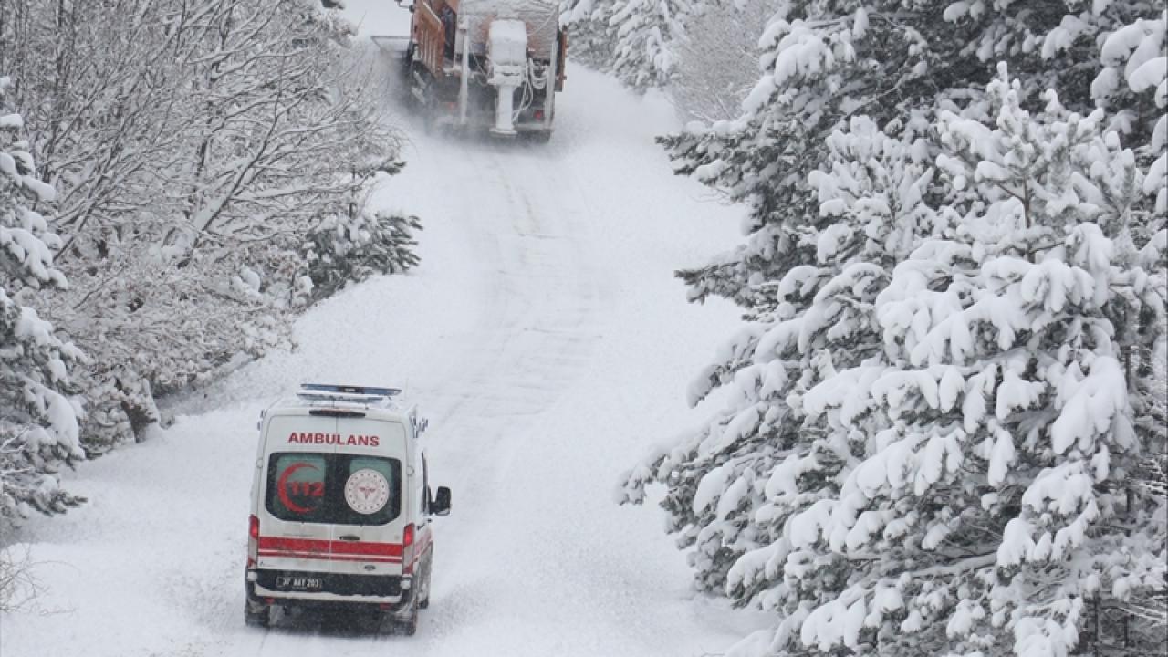Hastaya ulaşmak için yola çıkan ve kar engeliyle karşılaşan 112 Acil Servis ekiplerinin köye ulaşması için İl Özel İdaresi ekipleri çalışma başlattı. Yol, ekiplerin çabalarıyla ulaşıma açılabildi. 