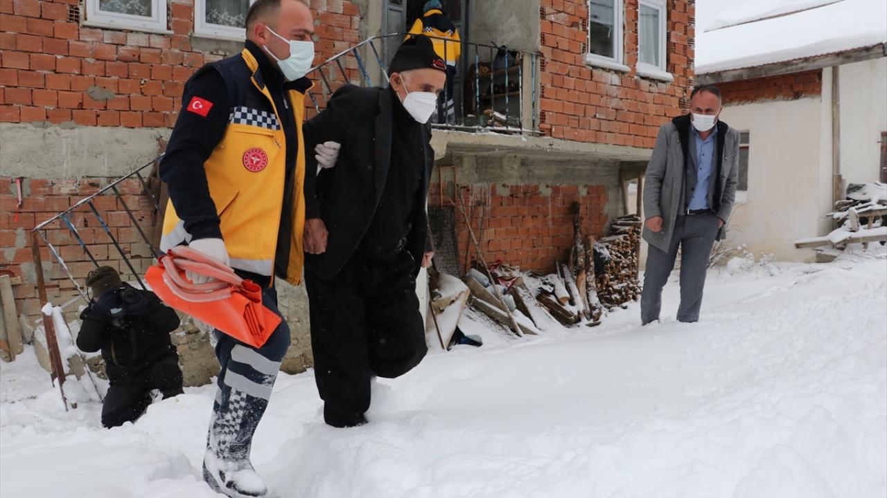 Köye ulaşan sağlık ekipleri, Aşkaroğlu çiftini ambulansla alarak Kastamonu Eğitim ve Araştırma Hastanesine ulaştırdı.