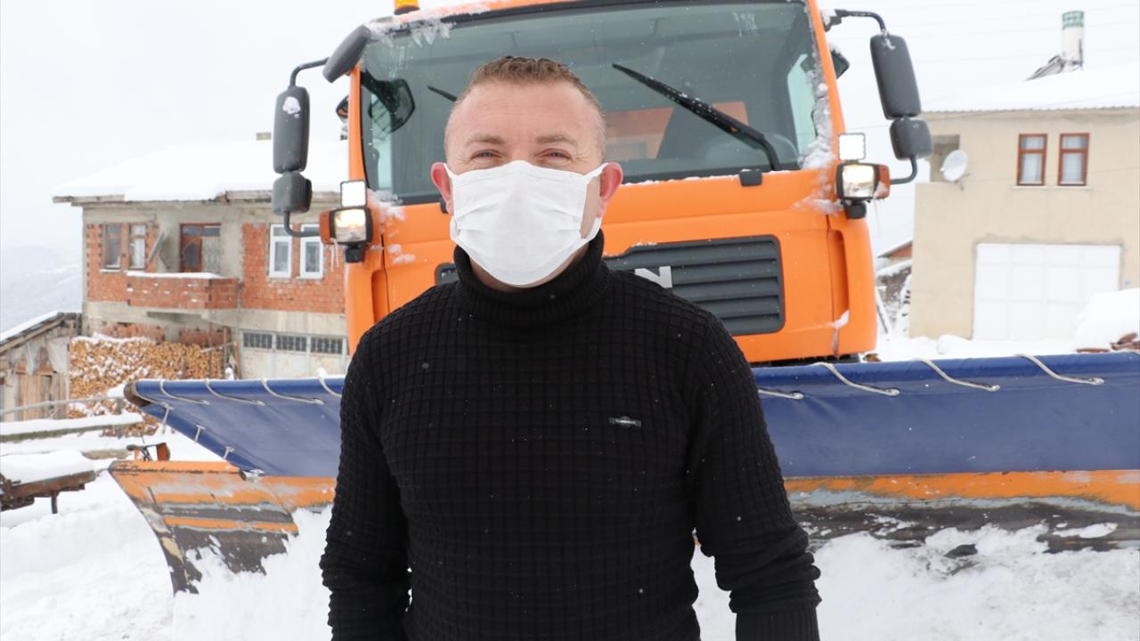 İl Özel İdaresi karla mücadele ekibinde çalışan Arif Koşar ise yoğun kış şartlarında kapanan köylere hizmet götürmekten duyduğu memnuniyeti dile getirdi.