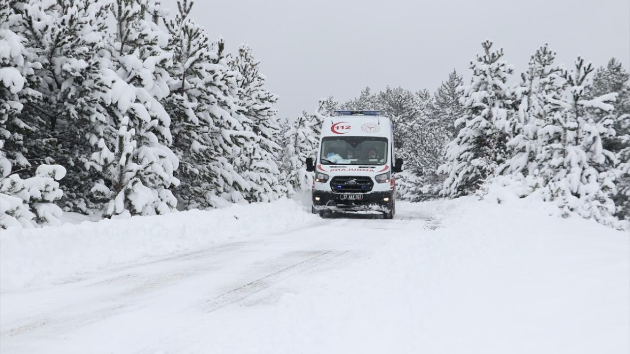 İl Özel İdaresi olarak 7 gün 24 saat hizmet verdiklerini kaydeden Koşar, "Yolumuzu açtık. Hastayı sağlık çalışanlarına teslim ettiğimiz için mutluyuz." diye konuştu. 
