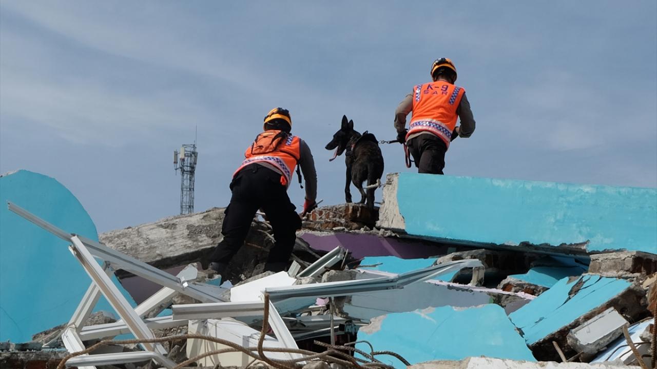 Depremden etkilenen Mamuju kentindeki çöken binalarda arama kurtarma çalışmaları devam etti.