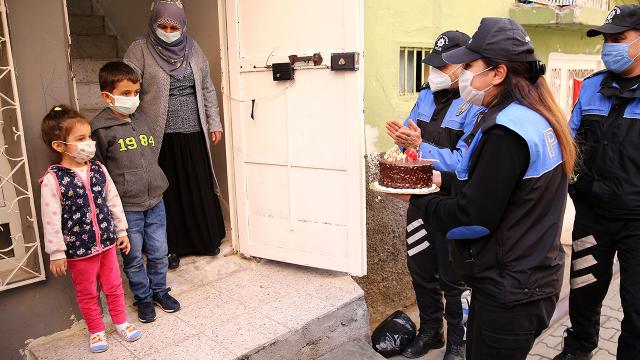 Adana polisinden küçük Doğana sürpriz doğum günü