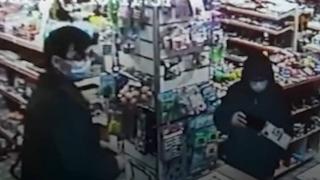 Oyuncak dükkanındaki hırsızlık güvenlik kamerasında