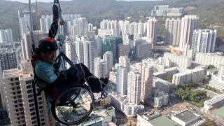 Tekerlekli sandalyesiyle gökdelene tırmandı