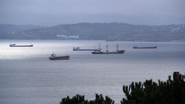Fırtınadan kaçan gemiler Sinop doğal limanına sığındı